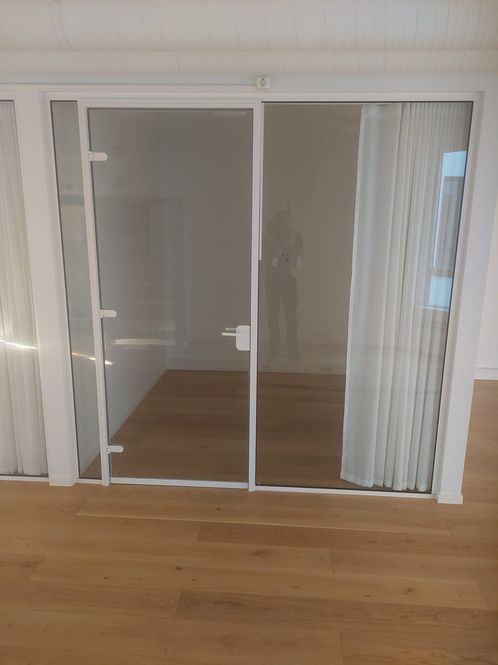 Hovedbilde Glassvegg med glassdør 240x238 cm