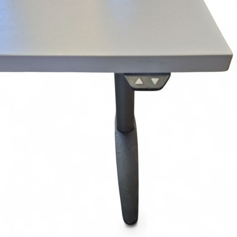Skrivebord m/elektrisk hev og senk 140x80cm, grå
