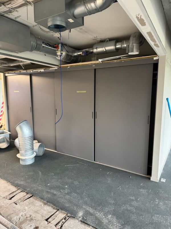 Skyvedør / garderobe, integrert H:220cm x L:462cm Grå utførelse